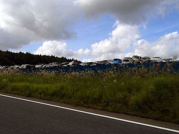 壊れた車が積まれていた